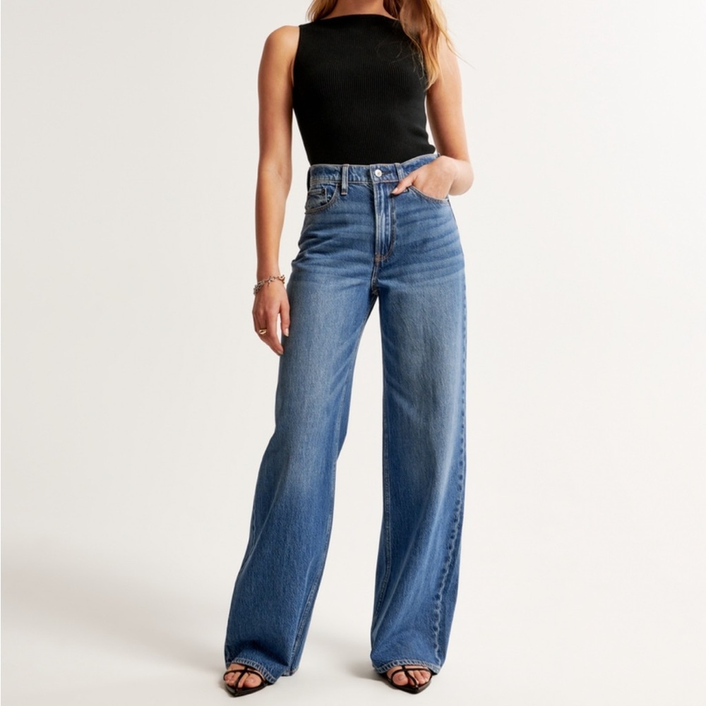 NWT Abercrombie High Rise Wide Leg Jean 26L